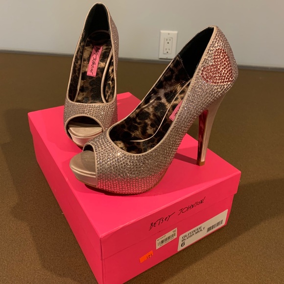 😍 Betsey Johnson Glitzeee Blush Pink Heels 😍 - Picture 1 of 9